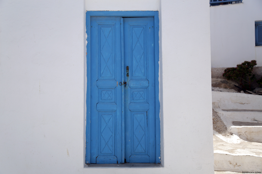 blue-door-paros-naoussa-porte-bleu-grece
