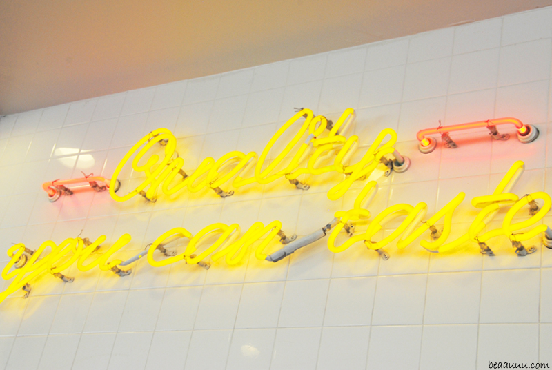in-and-out-neon-logo