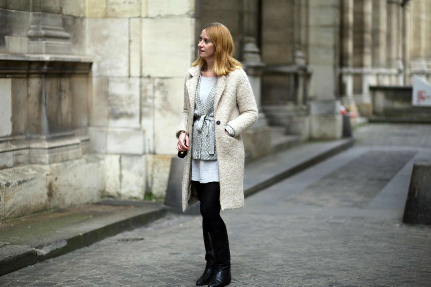 Manteau beige en bouclette et gilet gris en lurex