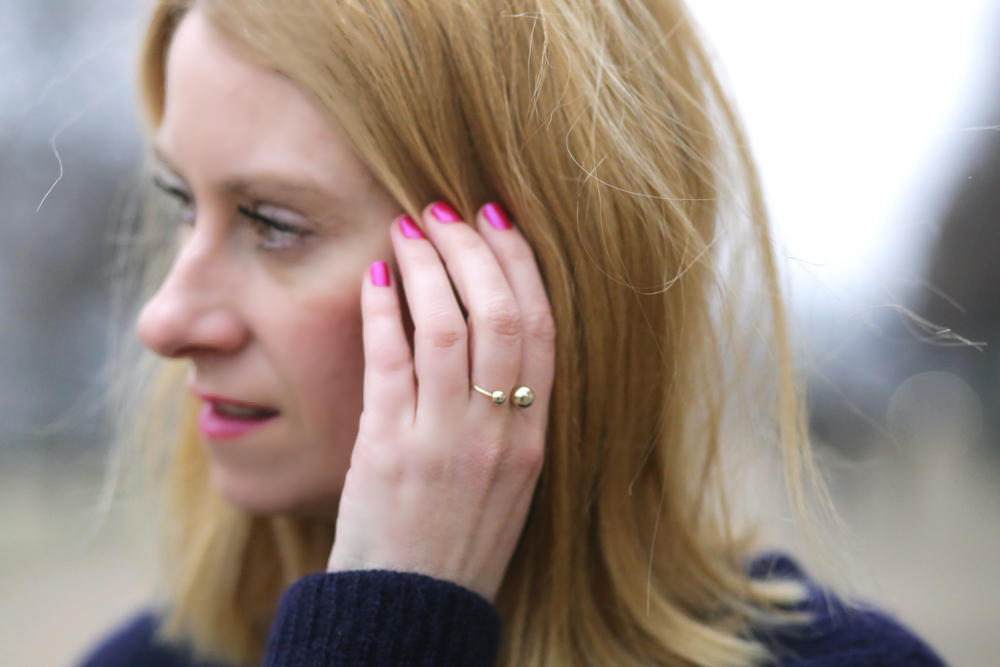 and-other-stories-ring-and-metallic-fuchsia-nailpolish