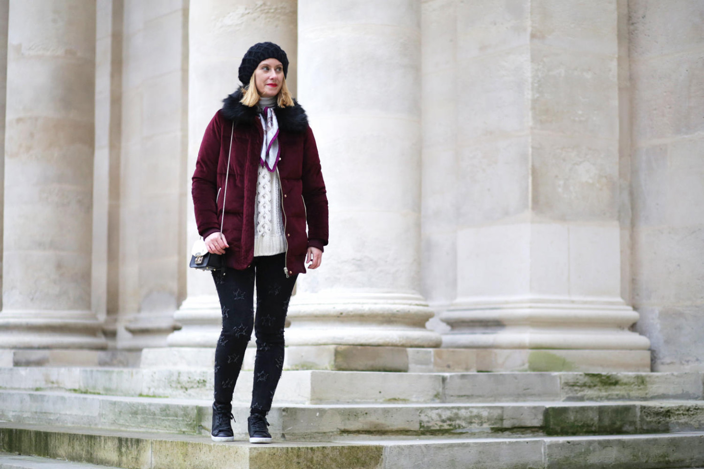 look-hiver-casual-avec-doudoune-bordeaux-et-jeans-etoile