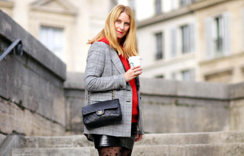 Sweat à Capuche rouge, Veste à Carreaux & Jupe Vinyl