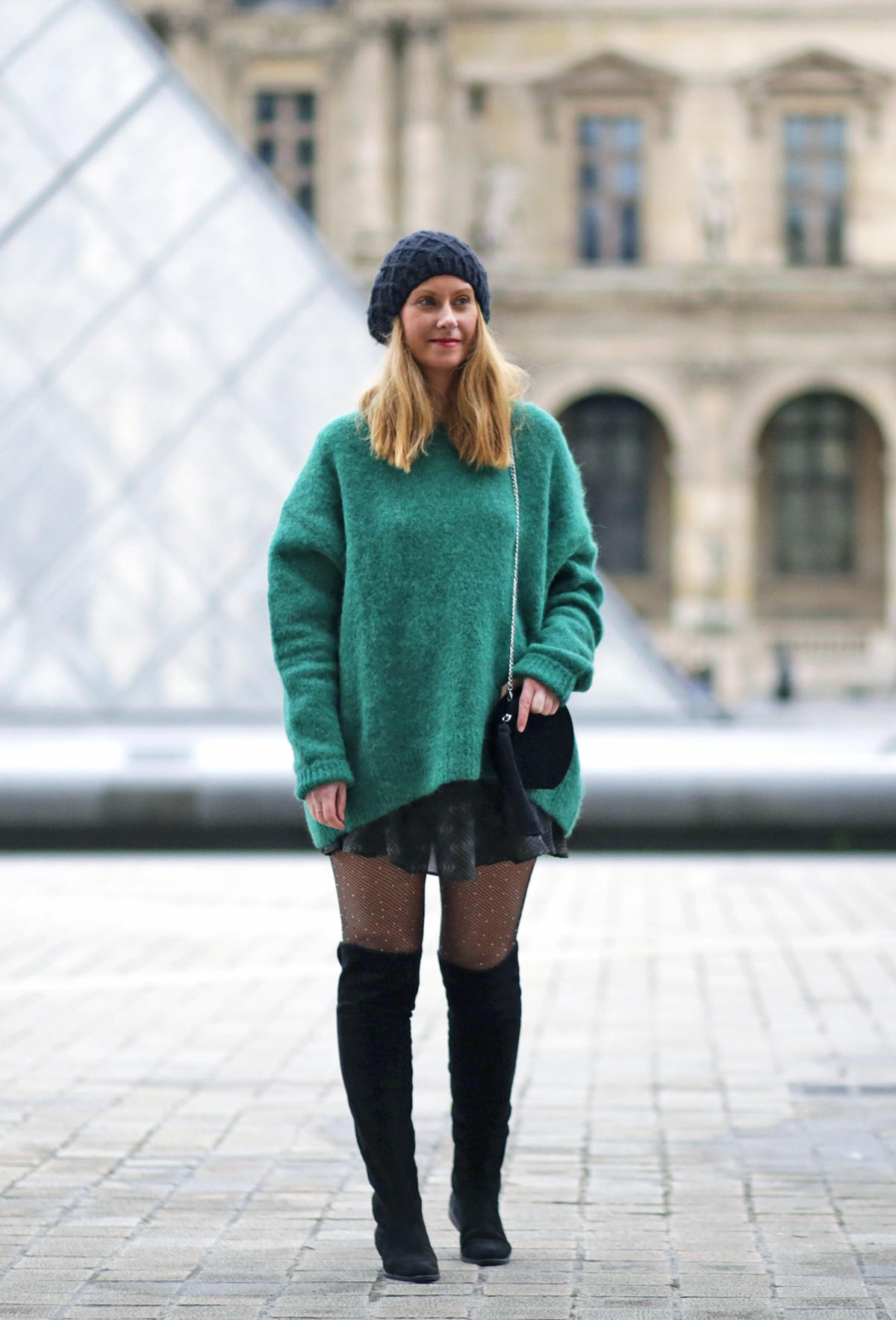 pull oversize vert HM-jupe Vanessa Bruno-collant résille strass