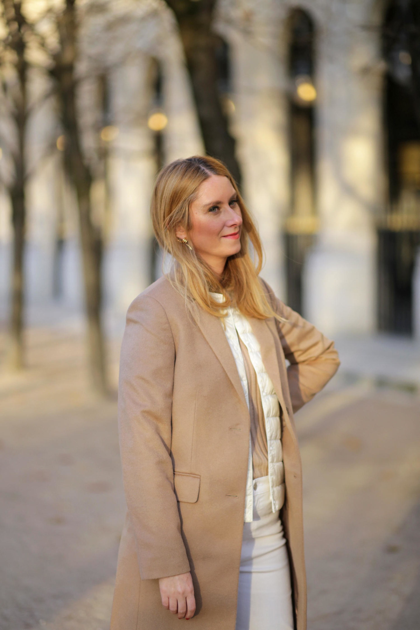 manteau beige et doudoune sans manche Uniqlo