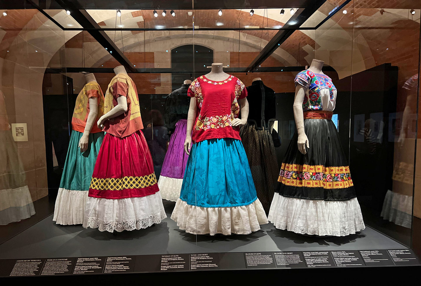 exposition Frida Kahlo Paris Palais Galliera dresses